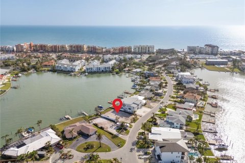 House in North Redington Beach, Florida 3 bedrooms, 145.67 sq.m. № 1535592 - photo 4