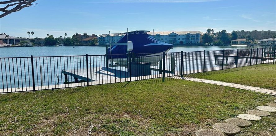 House in North Redington Beach, Florida 3 bedrooms, 145.67 sq.m. № 1535592