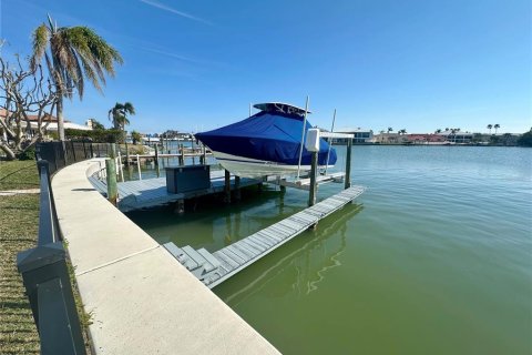House in North Redington Beach, Florida 3 bedrooms, 145.67 sq.m. № 1535592 - photo 12