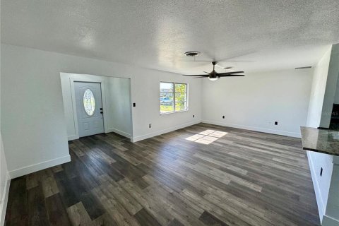 Casa en venta en Port Charlotte, Florida, 3 dormitorios, 149.85 m2 № 1903680 - foto 2