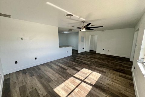Casa en venta en Port Charlotte, Florida, 3 dormitorios, 149.85 m2 № 1903680 - foto 4