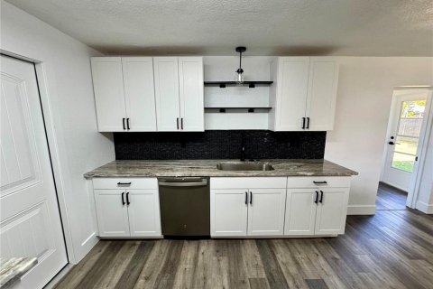 Casa en venta en Port Charlotte, Florida, 3 dormitorios, 149.85 m2 № 1903680 - foto 10