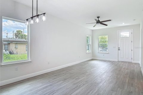 House in Sanford, Florida 2 bedrooms, 99.41 sq.m. № 1833491 - photo 12