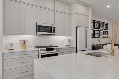 Townhouse in Saint Petersburg, Florida 2 bedrooms, 148.64 sq.m. № 2386261 - photo 7