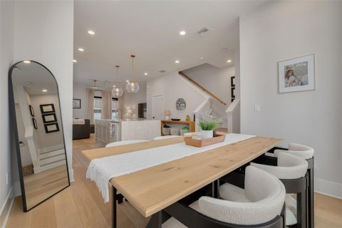 Townhouse in Saint Petersburg, Florida 2 bedrooms, 148.64 sq.m. № 2386261 - photo 11