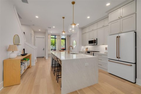 Townhouse in Saint Petersburg, Florida 2 bedrooms, 148.64 sq.m. № 2386261 - photo 6