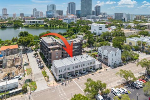 Townhouse in Saint Petersburg, Florida 2 bedrooms, 148.64 sq.m. № 2386261 - photo 5