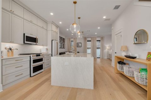 Townhouse in Saint Petersburg, Florida 2 bedrooms, 148.64 sq.m. № 2386261 - photo 3
