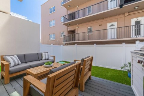 Townhouse in Saint Petersburg, Florida 2 bedrooms, 148.64 sq.m. № 2386261 - photo 15