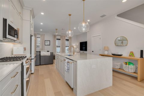 Townhouse in Saint Petersburg, Florida 2 bedrooms, 148.64 sq.m. № 2386261 - photo 8