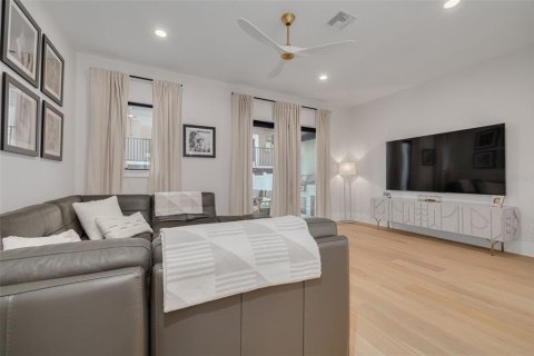 Townhouse in Saint Petersburg, Florida 2 bedrooms, 148.64 sq.m. № 2386261 - photo 12
