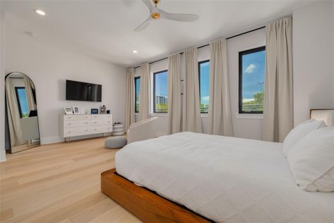 Townhouse in Saint Petersburg, Florida 2 bedrooms, 148.64 sq.m. № 2386261 - photo 20