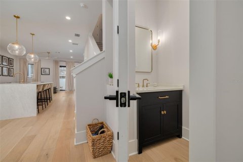 Townhouse in Saint Petersburg, Florida 2 bedrooms, 148.64 sq.m. № 2386261 - photo 18