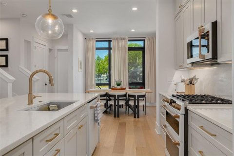 Townhouse in Saint Petersburg, Florida 2 bedrooms, 148.64 sq.m. № 2386261 - photo 9