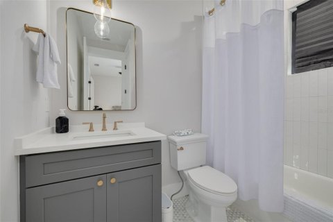 Townhouse in Saint Petersburg, Florida 2 bedrooms, 148.64 sq.m. № 2386261 - photo 28