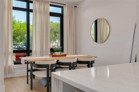 Townhouse in Saint Petersburg, Florida 2 bedrooms, 148.64 sq.m. № 2386261 - photo 10