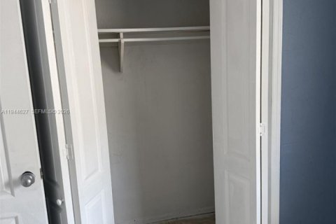 Villa ou maison à louer à Miami, Floride: 3 chambres, 209.49 m2 № 2001148 - photo 3