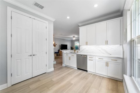 Townhouse in Saint Petersburg, Florida 4 bedrooms, 207.17 sq.m. № 2099036 - photo 17