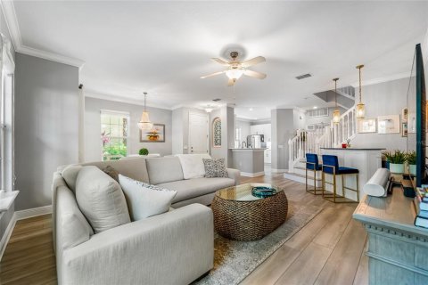 Townhouse in Saint Petersburg, Florida 4 bedrooms, 207.17 sq.m. № 2099036 - photo 10