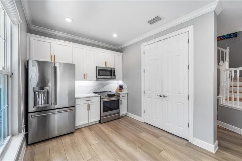 Townhouse in Saint Petersburg, Florida 4 bedrooms, 207.17 sq.m. № 2099036 - photo 18