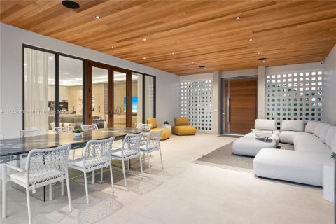 House in Miami, Florida 7 bedrooms, 458.1 sq.m. № 1862643 - photo 11