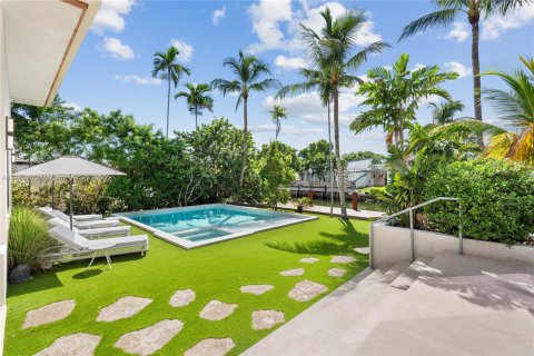 House in Miami, Florida 7 bedrooms, 458.1 sq.m. № 1862643 - photo 18