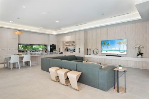 House in Miami, Florida 7 bedrooms, 458.1 sq.m. № 1862643 - photo 26