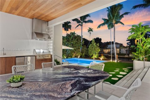 House in Miami, Florida 7 bedrooms, 458.1 sq.m. № 1862643 - photo 15