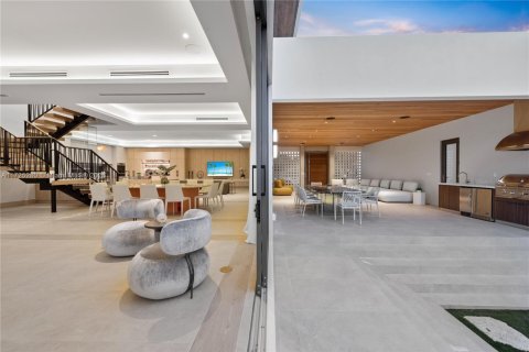 House in Miami, Florida 7 bedrooms, 458.1 sq.m. № 1862643 - photo 12