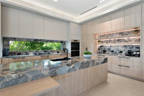 House in Miami, Florida 7 bedrooms, 458.1 sq.m. № 1862643 - photo 30