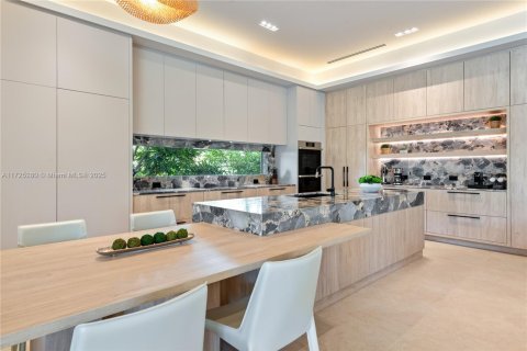 House in Miami, Florida 7 bedrooms, 458.1 sq.m. № 1862643 - photo 29
