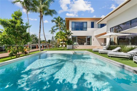 House in Miami, Florida 7 bedrooms, 458.1 sq.m. № 1862643 - photo 8