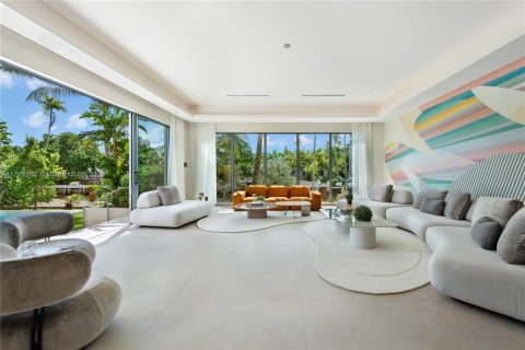 House in Miami, Florida 7 bedrooms, 458.1 sq.m. № 1862643 - photo 20