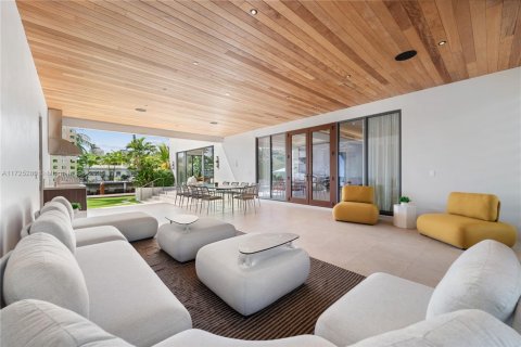 House in Miami, Florida 7 bedrooms, 458.1 sq.m. № 1862643 - photo 16