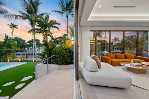 House in Miami, Florida 7 bedrooms, 458.1 sq.m. № 1862643 - photo 13