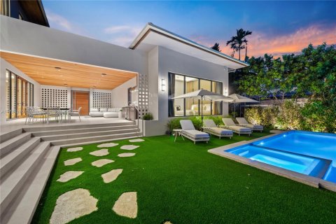 House in Miami, Florida 7 bedrooms, 458.1 sq.m. № 1862643 - photo 3