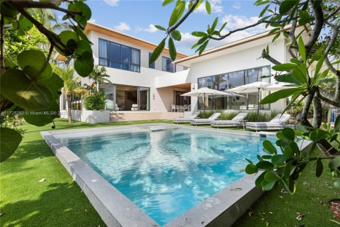 House in Miami, Florida 7 bedrooms, 458.1 sq.m. № 1862643 - photo 9