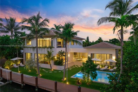 House in Miami, Florida 7 bedrooms, 458.1 sq.m. № 1862643 - photo 1