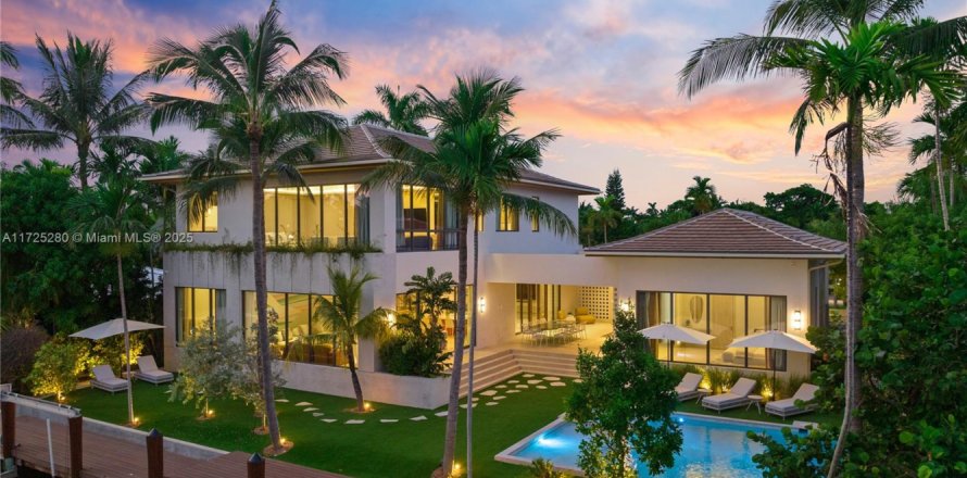 House in Miami, Florida 7 bedrooms, 458.1 sq.m. № 1862643