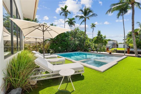 House in Miami, Florida 7 bedrooms, 458.1 sq.m. № 1862643 - photo 6