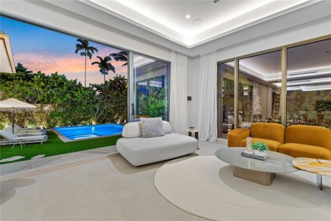 House in Miami, Florida 7 bedrooms, 458.1 sq.m. № 1862643 - photo 21