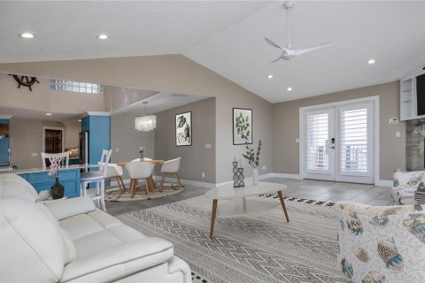 Villa ou maison à vendre à New Smyrna Beach, Floride: 3 chambres, 256.97 m2 № 2097698 - photo 8