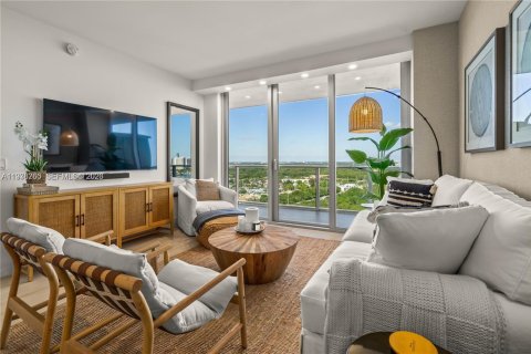 Condo in North Miami Beach, Florida, 2 bedrooms  № 2040471 - photo 2