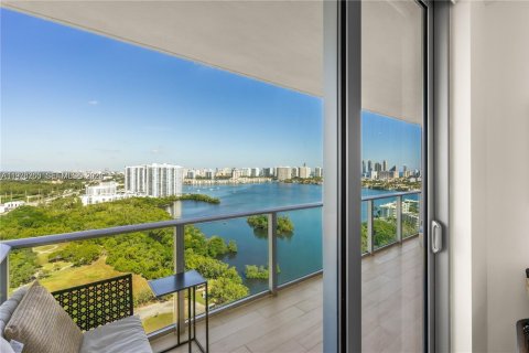 Condo in North Miami Beach, Florida, 2 bedrooms  № 2040471 - photo 14