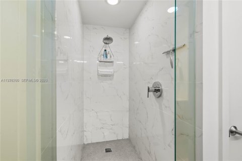 Condo in North Miami Beach, Florida, 2 bedrooms  № 2040471 - photo 16