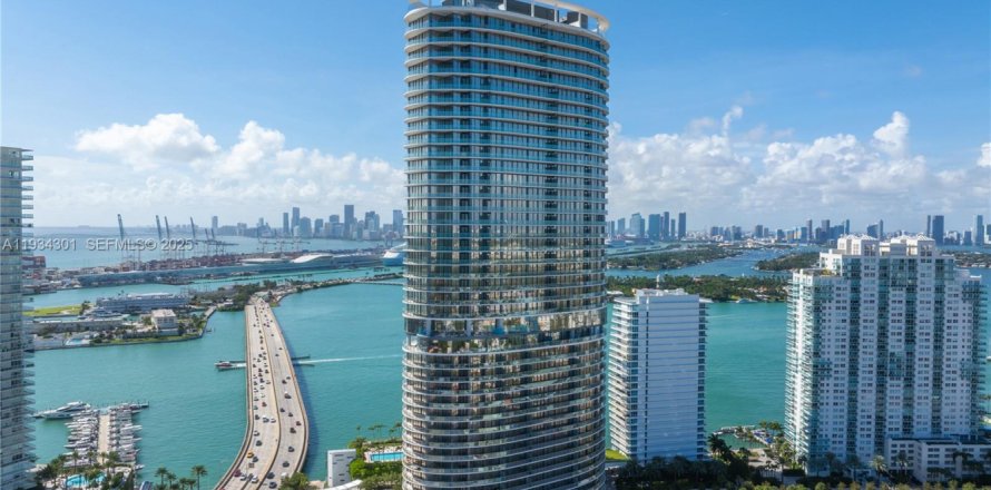 Condominio en Miami Beach, Florida, 2 dormitorios  № 1992664