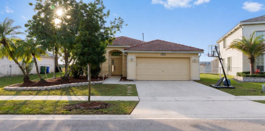 Villa ou maison à Pembroke Pines, Floride 3 chambres, 175.49 m2 № 2051551