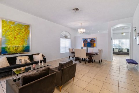 Villa ou maison à louer à Pembroke Pines, Floride: 3 chambres, 175.49 m2 № 2051551 - photo 2