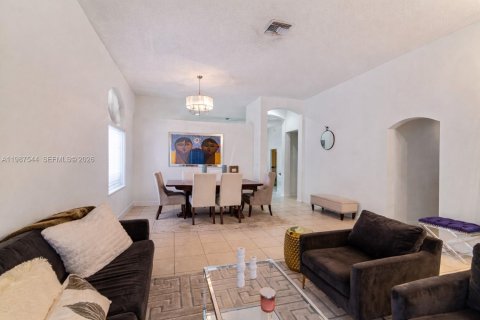 Villa ou maison à louer à Pembroke Pines, Floride: 3 chambres, 175.49 m2 № 2051551 - photo 4