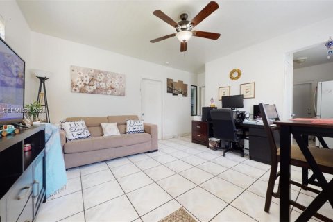 Appartement à louer à Miami, Floride: 1 chambre, 426.24 m2 № 1996592 - photo 4